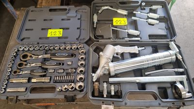 beaucoup d'outils dans la mallette posée sur la table