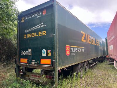 un camion garé sur le côté de la route