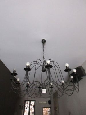 un lustre suspendu au plafond de la pièce