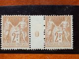 quelques timbres posés sur une table en bois