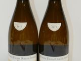 deux bouteilles de vin posées l'une à côté de l'autre sur une table