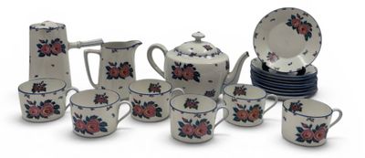 beaucoup de tasses et de soucoupes posées sur la table