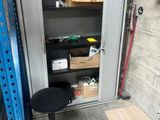 une photo d'un débarras avec une table et une chaise