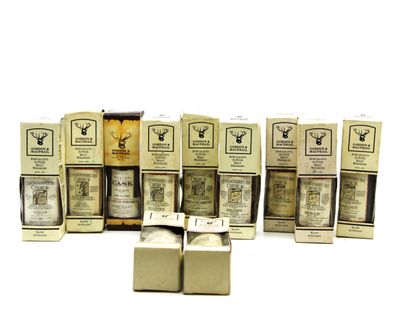 plusieurs boîtes de savon empilées les unes sur les autres sur une surface blanche
