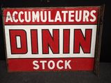 une vieille enseigne rouge et blanche portant l'inscription « dinin stock »