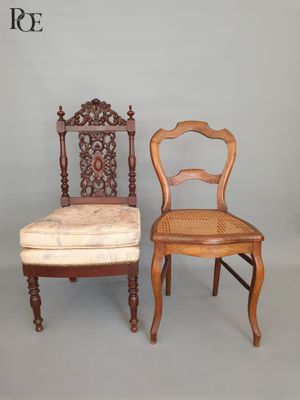 Lot de deux chaises dépareillées, l'une en bois naturel et a…