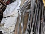 un tas de tuyaux métalliques posé sur une table en bois