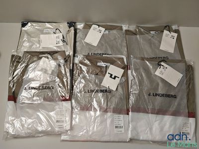 Quatre paires de t-shirts à manches longues pour homme sont emballées dans du plastique