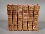 plusieurs vieux livres sont empilés sur une table