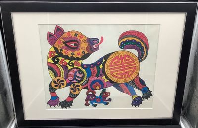 photo encadrée d'un chien avec un symbole chinois sur le dos