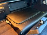 une valise noire posée sur le coffre d'une voiture