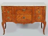 une commode à dessus en marbre avec un dessus en marbre