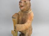 statue d'un ours tenant une batte de baseball sur fond blanc