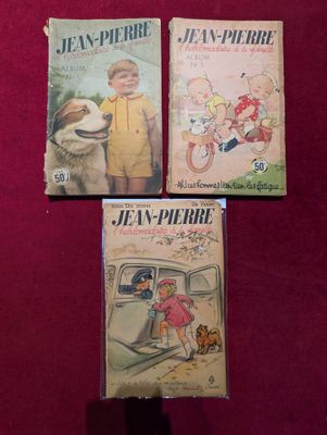 trois livres pour enfants sont posés sur une surface rouge