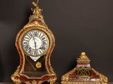 deux horloges posées sur une table en bois