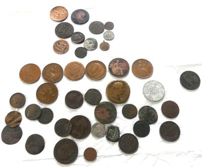 une pile de vieilles pièces de monnaie sur une surface blanche