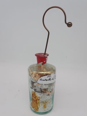 une bouteille en verre munie d'un crochet et portant une étiquette