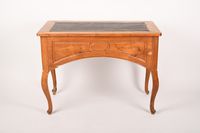 Bureau en bois naturel mouluré ouvrant par trois tiroirs en … (photo 4)