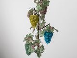 une grappe de raisin suspendue à une branche d'arbre