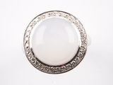 une image représentant une bague ornée d'une pierre blanche entourée de diamants