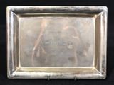 une assiette ancienne en argent sur laquelle est représentée une femme