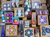de nombreux types d'ornements de Noël sur une palette