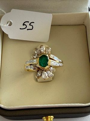une bague dans une boîte avec une étiquette de prix dessus