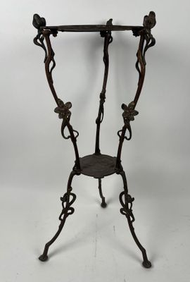 une table ancienne en fer forgé avec un plateau en marbre
