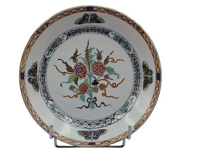 une assiette avec un motif floral sur un support