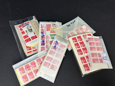 Plusieurs enveloppes affranchies sont posées sur une table