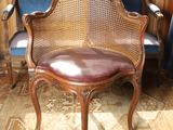 une chaise qui se trouve au milieu d'une pièce
