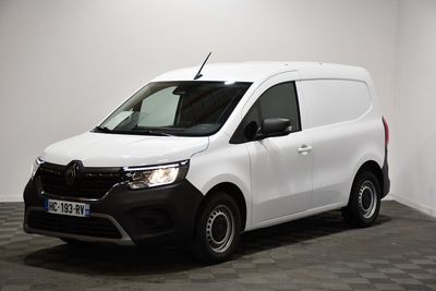 la camionnette blanche est garée dans une pièce au sol en damier