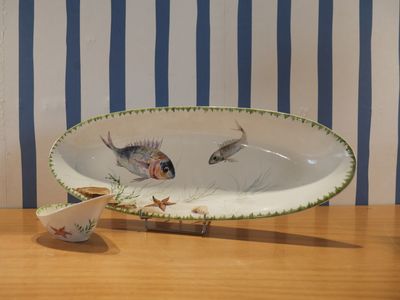 un bol orné d'un motif de poisson, posé sur une table