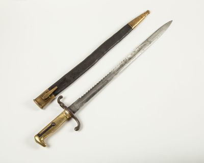 une vieille dague et un couteau posés sur une surface blanche