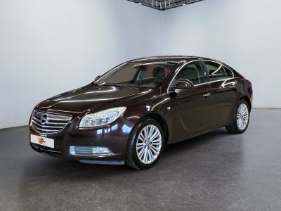 La voiture marron est garée dans la grande salle de l'immeuble.