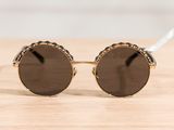un gros plan sur une paire de lunettes de soleil posée sur une surface en bois
