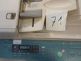 une machine posée sur une table