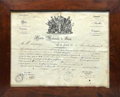 un vieux document surmonté d'une couronne, dans un cadre en bois