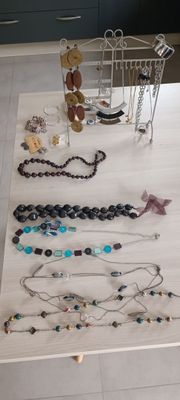 Lot de bijoux fantaisie.