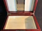 une boîte en bois contenant une râpe en métal