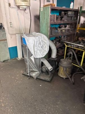 une photo d'une pièce où se trouvent plusieurs objets par terre