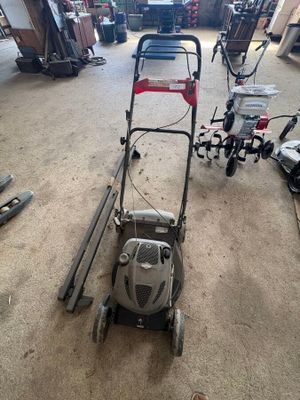 une photo d'une tondeuse à gazon dans un garage