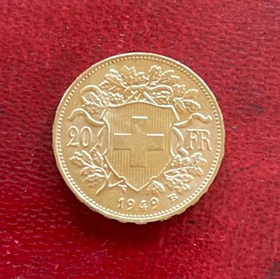 l'image d'une pièce d'or sur une surface rouge