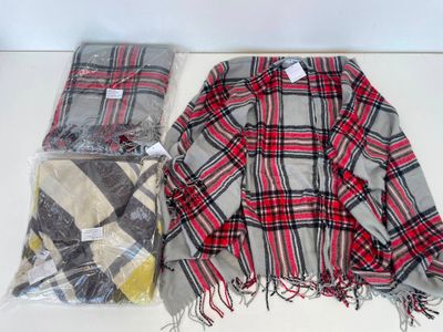 deux vêtements posés sur une table