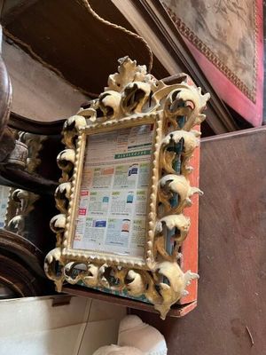 une photo d'un cadre suspendu à un mur