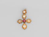 un pendentif en forme de croix, orné de diamants et de rubis
