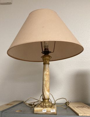 une lampe posée sur une table