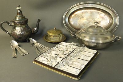 une assiette en argent, une théière en argent, une assiette en argent, une assiette en argent, une assiette en argent, une assiette en argent, une assiette en argent et une