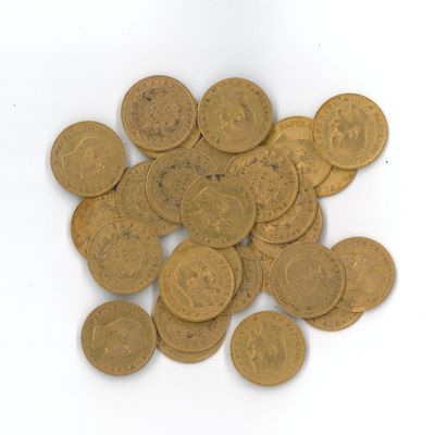 une pile de pièces d'or posée sur une surface blanche