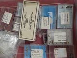 une multitude de composants électroniques de différents types dans une boîte